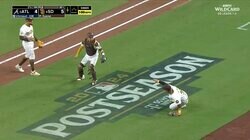 パドレス、歓喜の瞬間が実は“一瞬遅れて”いた！ 「どっちが捕るんだ！」ド軍と対戦決定もゲームセットは「ヒヤリ」珍事