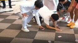 なんだこの光景は…金欲しさに大の大人たちが床に這いつくばる“狂気の光景”「こんな景色は見れません」