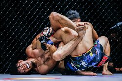 実況もドン引き、フィリピンの“壊し屋”の関節技 「脱出→大逆転」劇に驚きと称賛の声