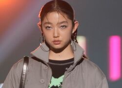 「スタイルレベチ」「すごい貫禄」169センチの小宮山莉渚、スタイルの良さが際立つ細身ファッション＆ウエストちらりに反響