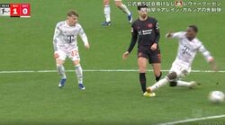 「退場しかないだろ！」バイエルンFW、超危険タックルで“まさかの結末”「エグい曲がり方」足首グニャリ…衝撃の一発退場にファン騒然「恐怖映像やん」