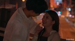 川島海荷、路上で年下夫に抱きしめられ…ボディタッチ多めな2人にスタジオ「当たり前に距離が近い！」『私たち結婚しました3』第7話