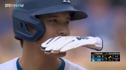 大谷翔平「犬の日」に狙ってた？口にくわえた手袋をピョコピョコ動かしファン大注目「ここにもワンコいた」