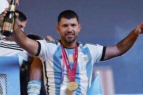 【W杯】盟友アグエロも「すべての感情を表現」　アルゼンチン優勝の歓喜…スタンドで太鼓応援＆メッシと掲げたトロフィーに注目