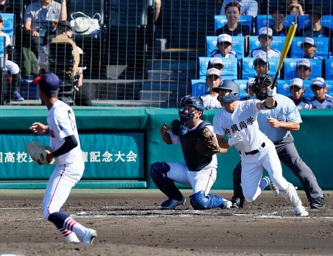 デッドボールから強力打線が着火！ 聖地・甲子園が「ハイサイおじさん」大合唱で南国色に染まる “勝利の魔曲”で沖縄尚学の攻撃陣が爆発する瞬間 1枚目