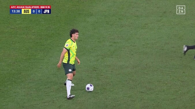 「どうなってんだよ！」日本代表戦で謎判定！？「今のは珍プレーすぎ」鎌田のパス直撃の審判が“ドロップボール”を相手側へ「日本のボールじゃないの？」「謎すぎる」 5枚目