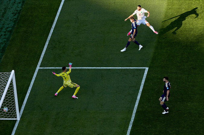 【写真・画像】W杯で史上初の珍記録！アメリカ、“オウンゴールで”2戦連発…超速攻でミス誘う オーストラリアDFは頭抱え愕然　1枚目