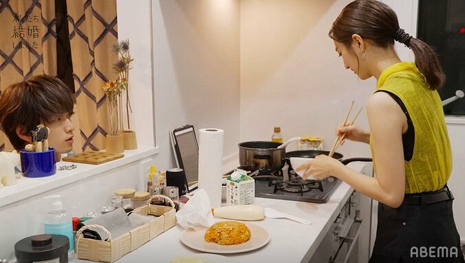 白洲迅、真剣に料理中の堀田茜にちょっかい！キレる堀田に「そういうとこ好きだよ」『私たち結婚しました』第7話 3枚目