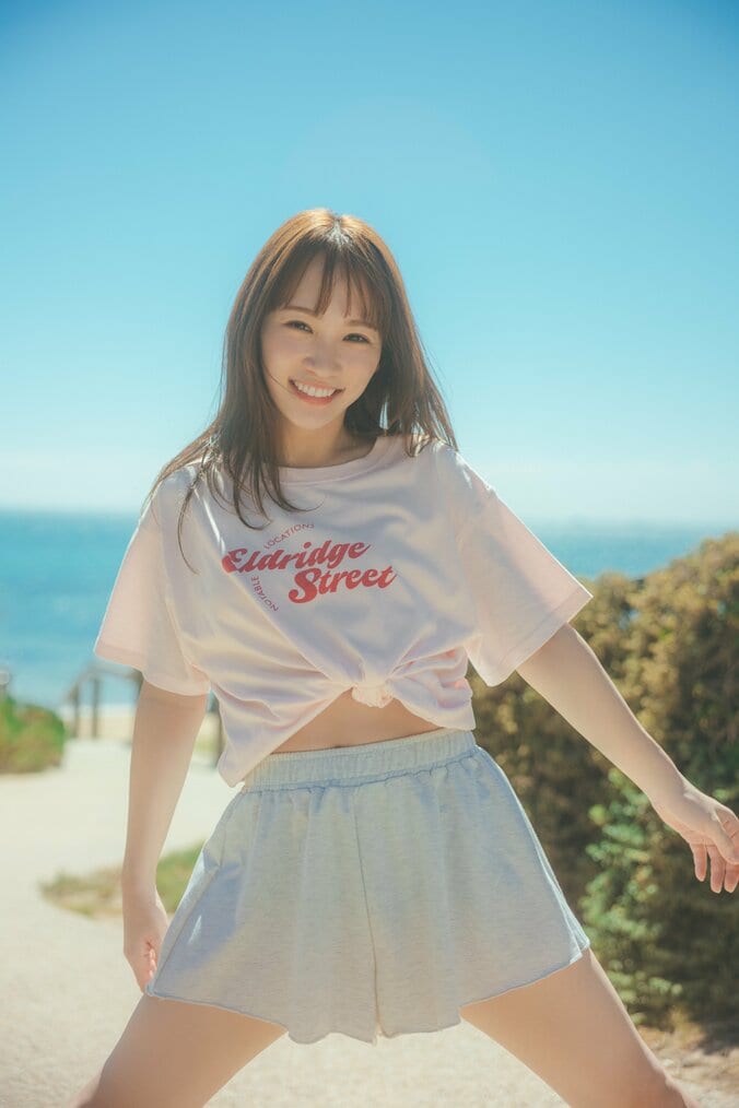 開放感あふれるビーチをバックに