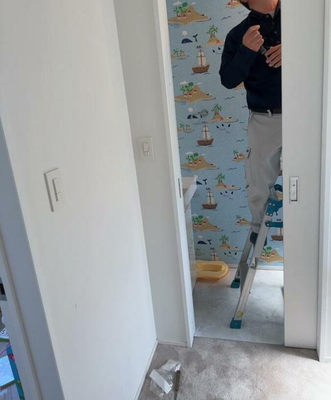 川崎希、メンテナンスのために自宅を工事している様子を公開「トイレのドアが壊れてしまった」  1枚目