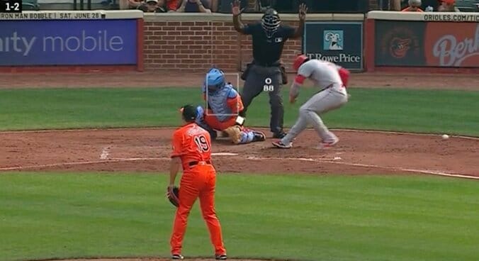 【写真・画像】打てるわけねえ！ 菅野智之の魔球に“イライラ”「そらキレる」 外角低めギリギリを突く→打者が動けず“見逃し三振”「これぞベテラン」　1枚目