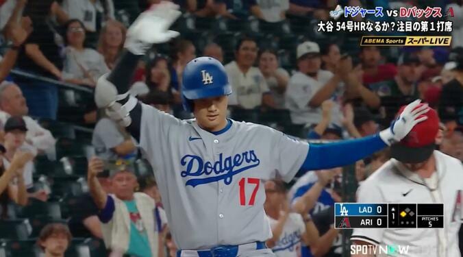 大谷翔平がスリーベース→フリフリダンスが敵軍野手にぶつかる