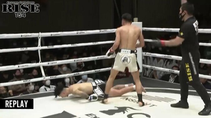 「倒れ方やばい」“前のめり”失神KOに視聴者騒然 劇的ラストに「キレイに打ち抜いた」称賛の声も 2枚目