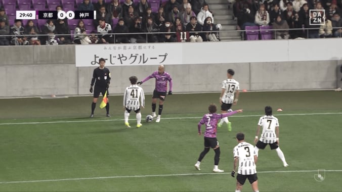 「うますぎて変な声出た」京都FWが“衝撃エラシコ”で股抜き突破！「何が起こった？」「意味わからん」神戸2人を完全翻弄 5枚目
