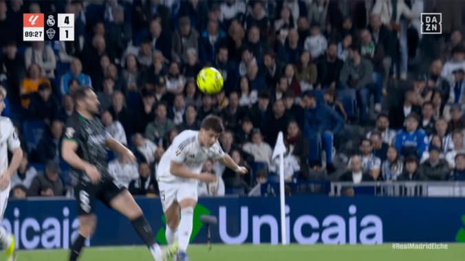 「本物の映像？」レアルMFの“65m超絶ゴール”が世界中で大バズり！「AIみたい」「歴史的なゴラッソ」本人はジョーク「真似しないでね」 4枚目