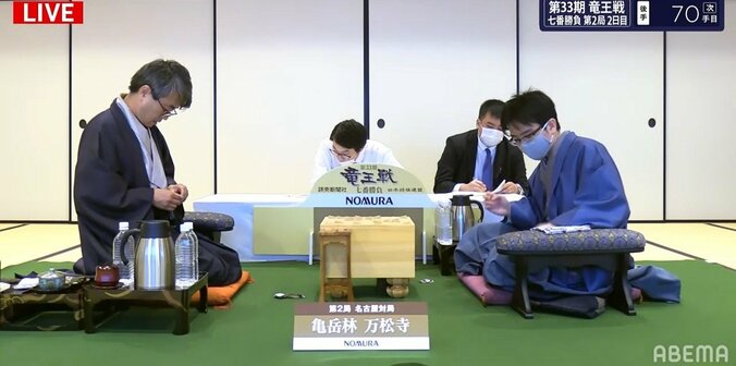 羽生善治九段、優勢で早くも局面は終盤の入り口 豊島将之竜王と熱戦中／将棋・竜王戦七番勝負 1枚目