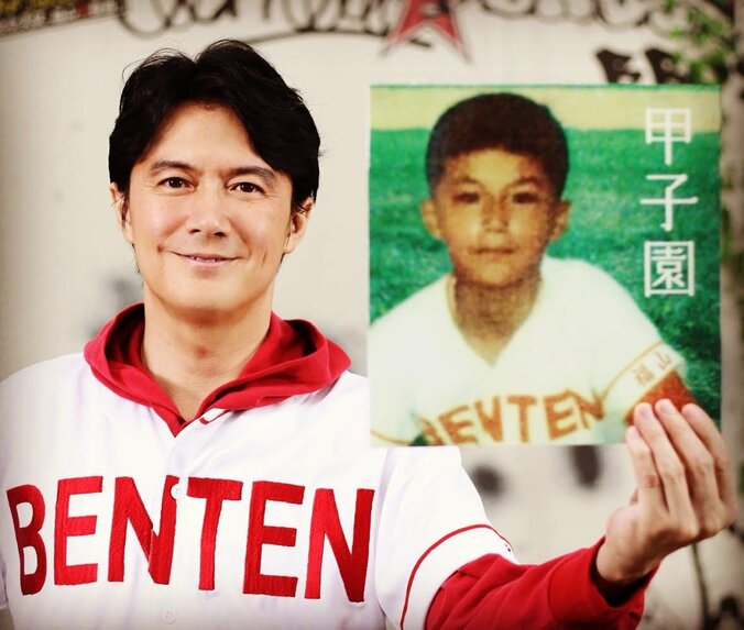 福山雅治、“甲子園球場”での楽しそうな一枚に反響「いい笑顔」「可愛い49歳」の声 2枚目