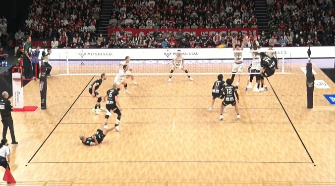 見事な連携からの強烈スパイク