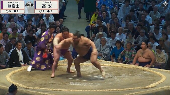 「高安おこ」「高安の夢が…」尊富士が立ち合いで…高安が土俵下で見せた“表情”が印象的 ファン落胆 「立ち合い当たってから見たかった」天鎧鵬も困惑 3枚目