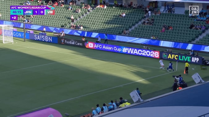 「うわっ…！」なでしこ北川ひかる、背後から“体当たり”被害→フラッグ激突「ファウル取ろうぜ審判」解説・ファンが騒然【女子アジアカップ】 4枚目