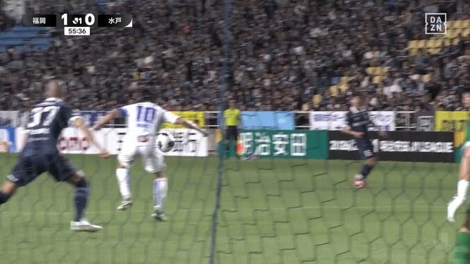 ［映像］難しい体勢から豪快コントロールシュート