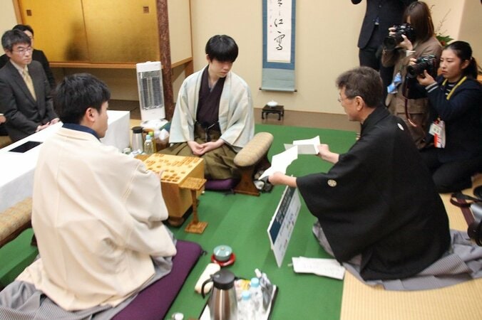 【写真・画像】激戦見込まれる開幕局再開 藤井聡太王将VS菅井竜也八段 注目の第1局制するのはどっちだ／将棋・王将戦七番勝負　1枚目