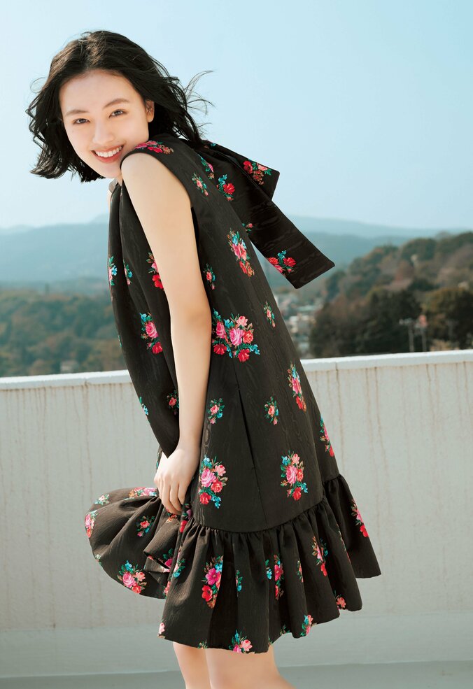 巻頭グラビア：上坂樹里