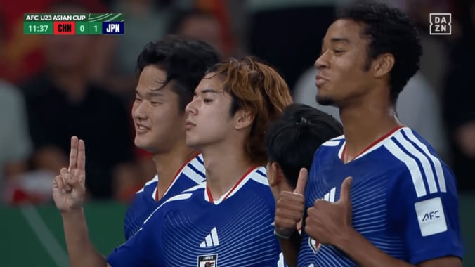 セレブレーションする大関友翔（中央）