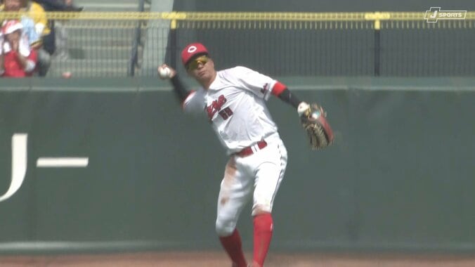 【写真・画像】カープOBも脱帽「前に飛ぶ上手さ、勇気が抜群」 魅せた“超絶美技”…広島29歳外野手にファン「現状カープの外野守備No.１」　1枚目