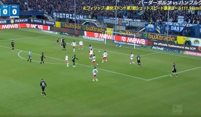 弾道が見えない…！？ 時速111キロ“爆速グラウンダーショット”炸裂！ パーダーボルンFW、相手DFの間をブチ抜く→地を這う“強烈な一撃” 2枚目
