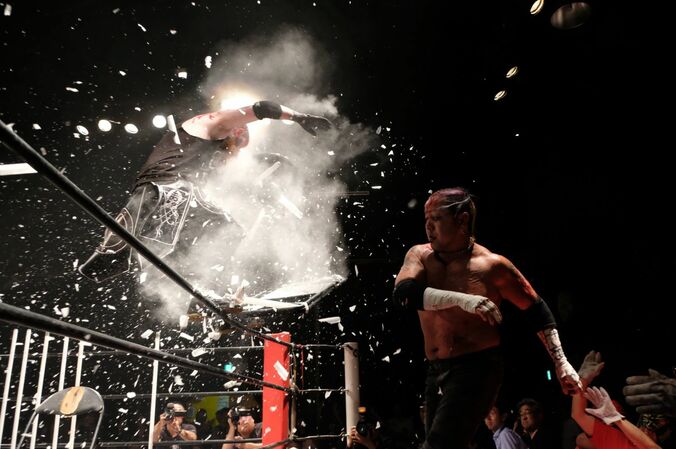 蛍光灯に芝刈機？　米デスマッチ団体GCW日本初登場で凄惨バトル　カリスマ・葛西純が発したメッセージとは 1枚目