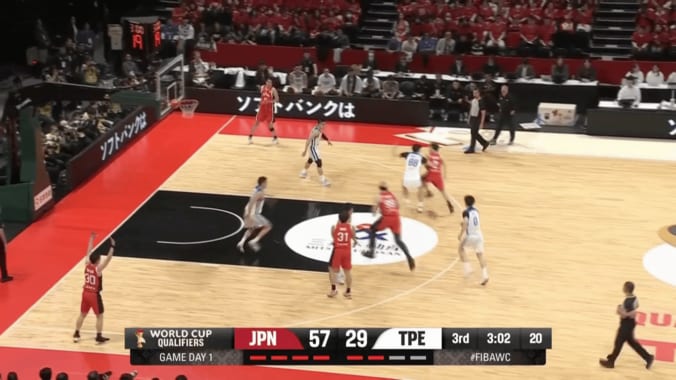 「なんだ今の！」富樫勇樹の“魔法のノールックパス”にファン衝撃「背中に目がついとんのか？」「めちゃくちゃうまい」川真田紘也に絶品アシスト【バスケ日本代表】 3枚目