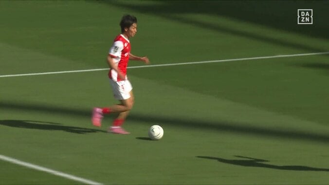 「2部のレベルじゃない」日本代表MFが“ひとり完結”の圧巻フィニッシュ「無双しとる」30mドリブル独走→相手2枚翻弄の連続キックフェイント 4枚目