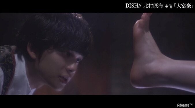 北村匠海、かかとを愛する変態大富豪役を演じ視聴者大興奮「君のかかとを食べたい」 6枚目