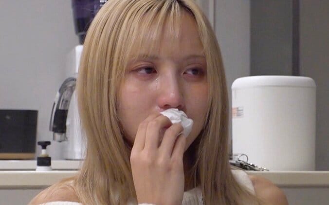 【写真・画像】中学の時に母が再婚…“26歳差婚夫婦”の27歳美人妻「小さい頃にお母さんに言えなかったことを夫に言っていた」過去のトラウマとその影響　3枚目