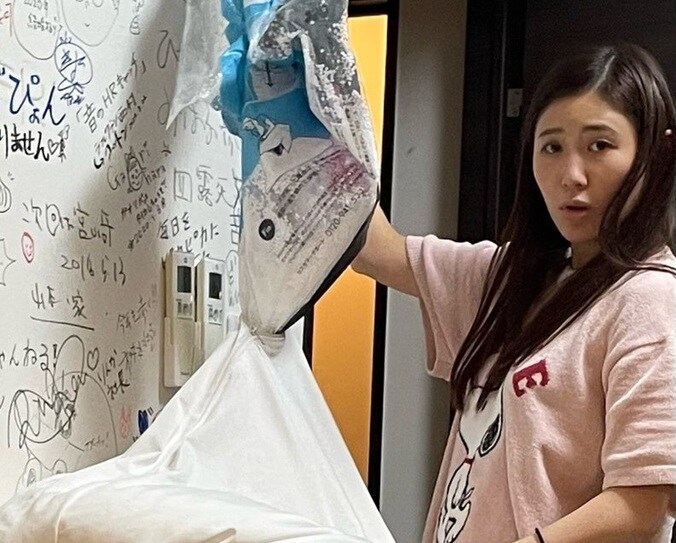  山本圭壱、すっぴんで作業する妻「足技でグッとやってガッとやってます」  1枚目