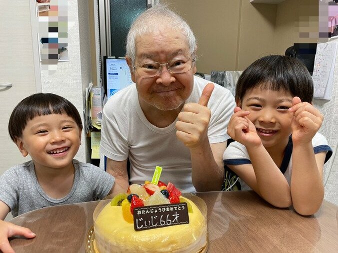 ココリコ・遠藤の妻、がん闘病中の父親の誕生日を祝福「頑張っている姿には心打たれる」 1枚目