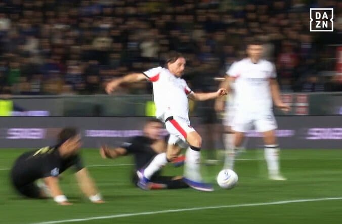 【写真・画像】「イナズマきたー！」伊東純也が“痺れるクロス”で同点弾演出！一方でファン悲鳴も「頼むからアシストつけてくれよ」　1枚目