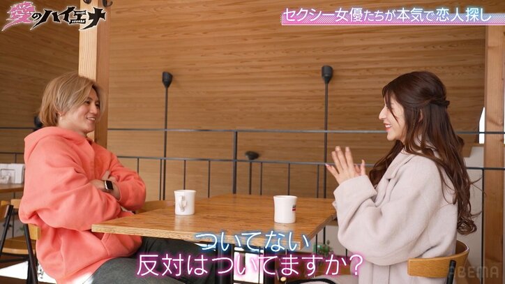 【写真・画像】レジェンドセクシー女優、美脚あらわなミニスカ姿でベッドへ…年下男子と2人きりに「緊張する」 2枚目