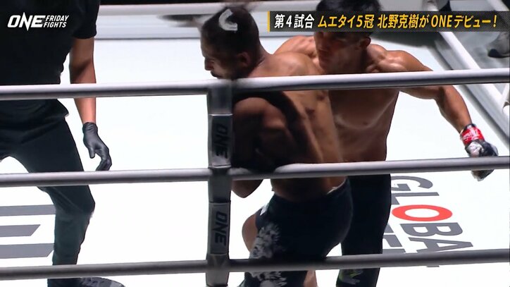 マウスピース“吹っ飛ぶ”衝撃TKO 悶絶ヒザからの“鬼コンボ”に「飛んだw」「ひどすぎる」