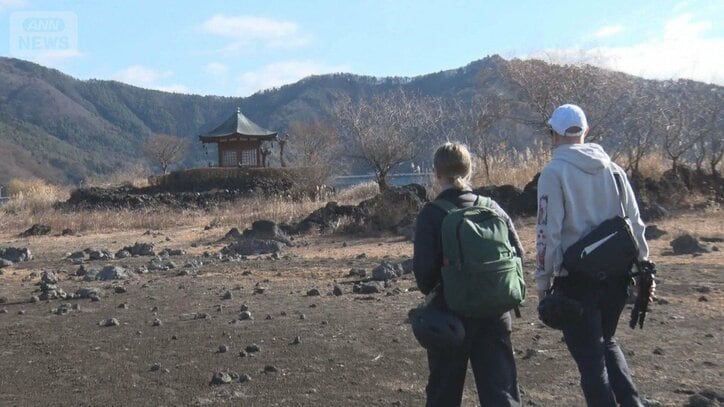 降水量は平年の20％　記録的少雨・カラカラ乾燥　水位ダウン河口湖、六角堂が陸続き