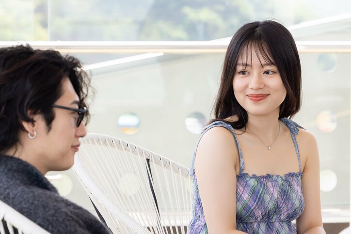 モテモテ経営者とのデートに美女2人が大胆肌見せファッションで登場! ウエストちらりなコーデに「そういう格好も似合うね」男子も好印象