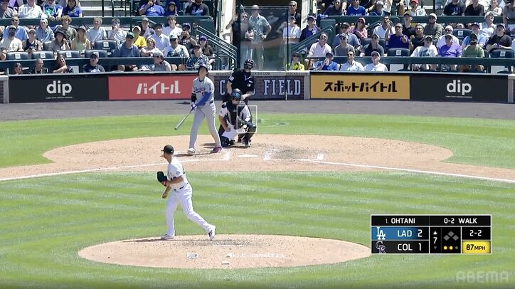 【写真・画像】「デコピン！」大谷翔平、28号弾でド軍ベテランと大はしゃぎ！ ベンチで一瞬捉えたお茶目すぎるポーズに“ほっこり”　1枚目