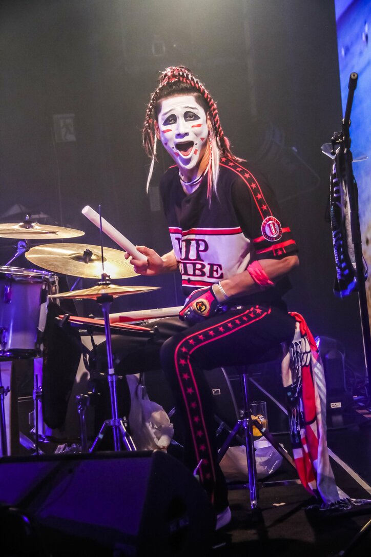 「画面の向こうに届け」オンラインでも"一体感"感じたゴールデンボンバー3daysライブ メンバーの想いとこだわりとは