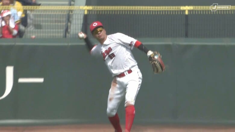 カープOBも脱帽「前に飛ぶ上手さ、勇気が抜群」 魅せた“超絶美技”…広島29歳外野手にファン「現状カープの外野守備No.１」