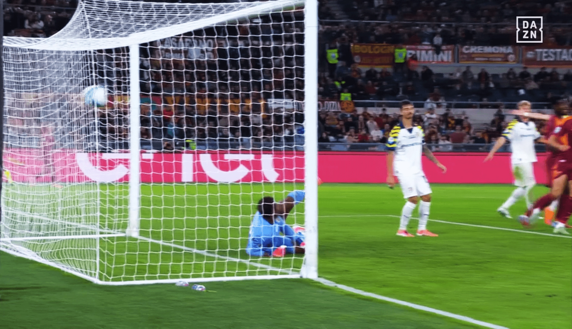 反応が遅れて失点した鈴木彩艶