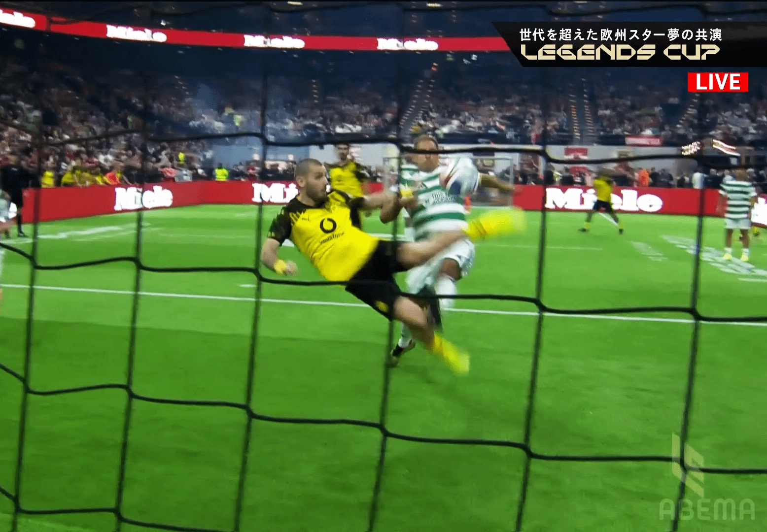 ジャンピングボレーを放つペトリッチ