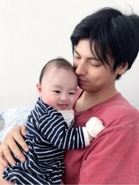 アレク、息子の首がほぼ座る「楽しく成長しましょうね」