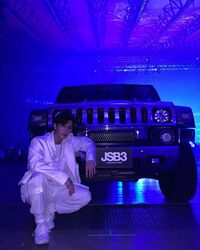 「神様だ」「めちゃくちゃカッコイイ」岩田剛典、白スーツ姿のイケメンショットに悶絶の声