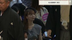 名古屋場所初日に筋金入りの"美人スー女タレント"降臨で視聴者騒つく　櫛で髪をとかす可憐な仕草に「きれいだ」「カメラマン仕事したな」と反響